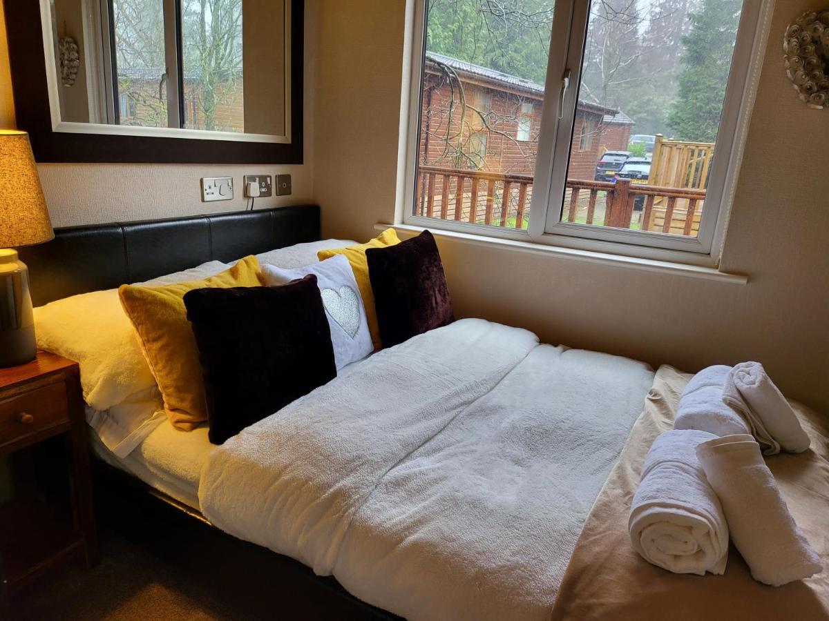 Cheerful 3 Bedroom Lodge At White Cross Bay Уиндермер Екстериор снимка