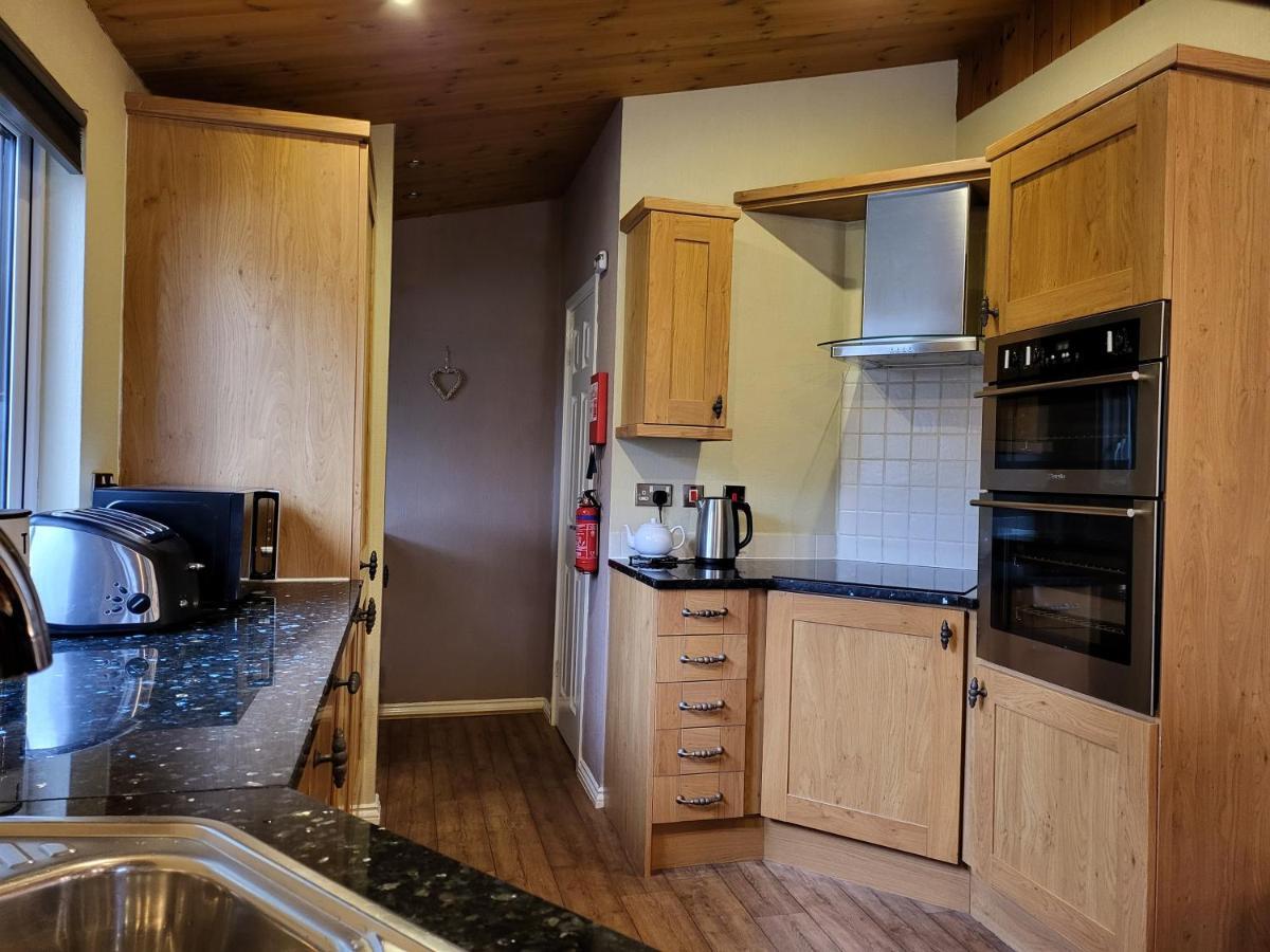 Cheerful 3 Bedroom Lodge At White Cross Bay Уиндермер Екстериор снимка
