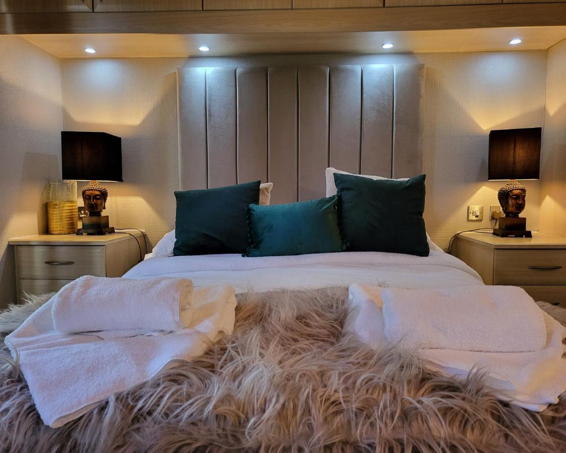 Cheerful 3 Bedroom Lodge At White Cross Bay Уиндермер Екстериор снимка
