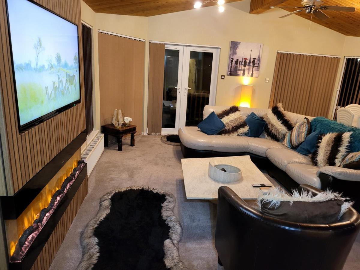 Cheerful 3 Bedroom Lodge At White Cross Bay Уиндермер Екстериор снимка