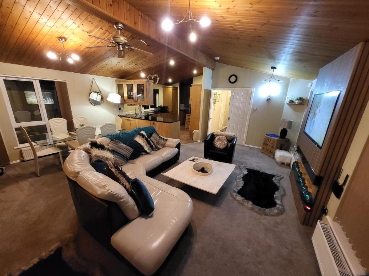 Cheerful 3 Bedroom Lodge At White Cross Bay Уиндермер Екстериор снимка